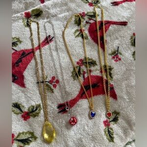 New Lot of 5 Pieces of Costume Jewelry, 4 Necklaces & 1 Bracelet